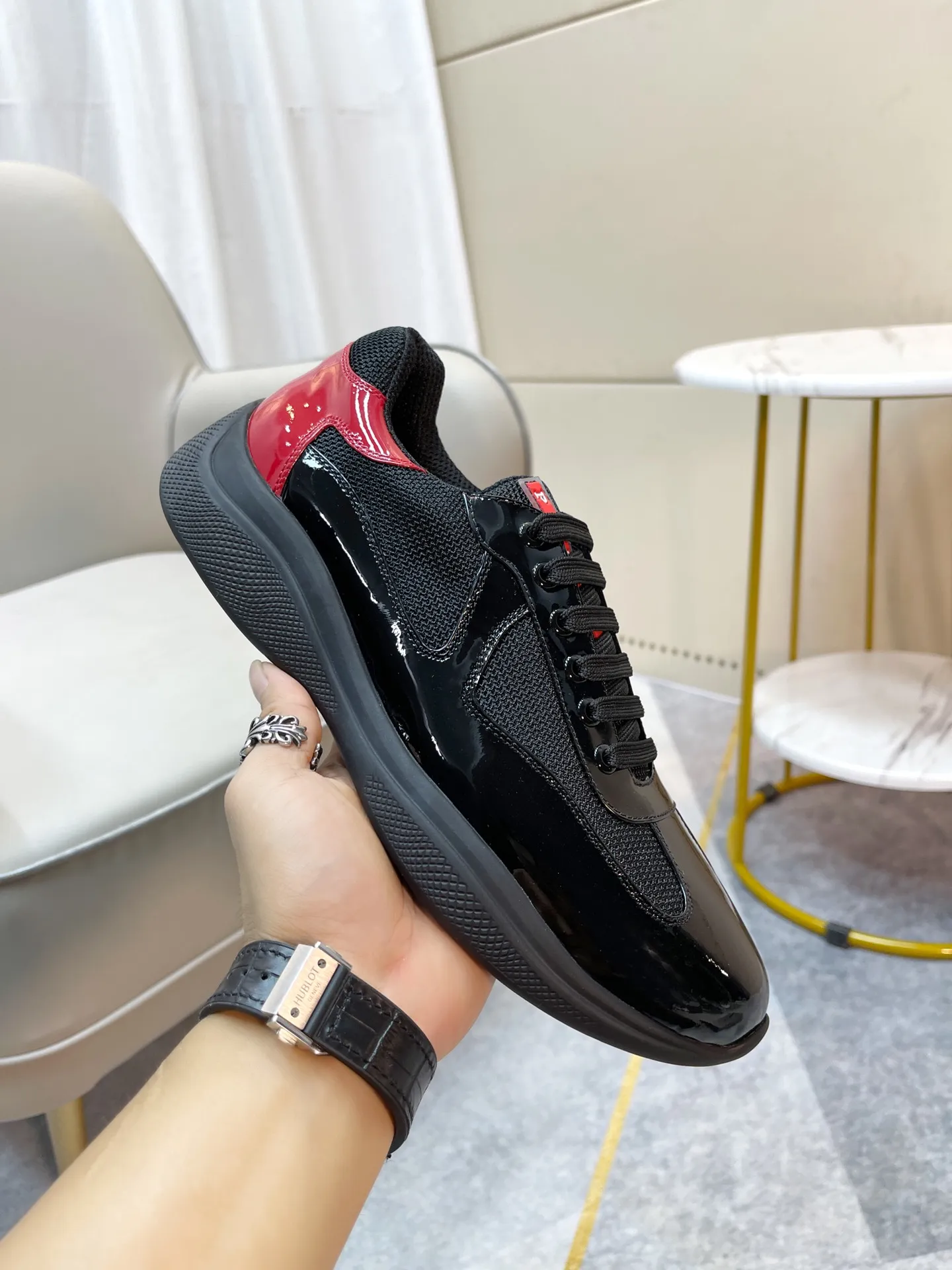 P680👟👟 Prada soft rubber and Bike fabric sports America’sCuP sneakers with Prada style have been redesigned, new fabrics and colors inject a new contemporary spirit into them. Size / 35-44 45 46 can be customized and non-returnable.